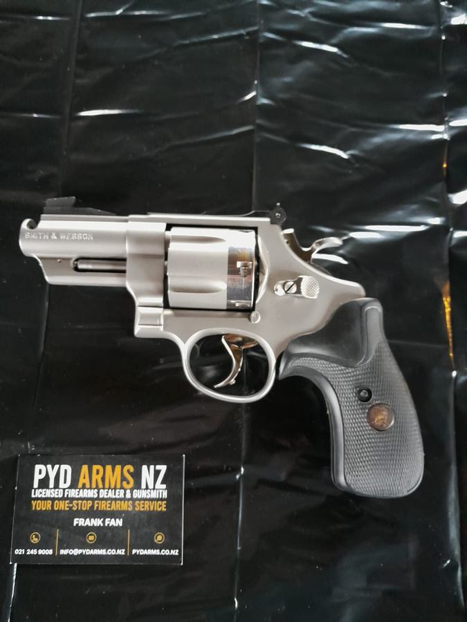 Smith&Wesson model 657, 41 magnum , 2 1/2 inch barrel.