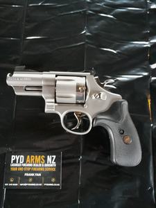 Smith&Wesson model 657, 41 magnum , 2 1/2 inch barrel.
