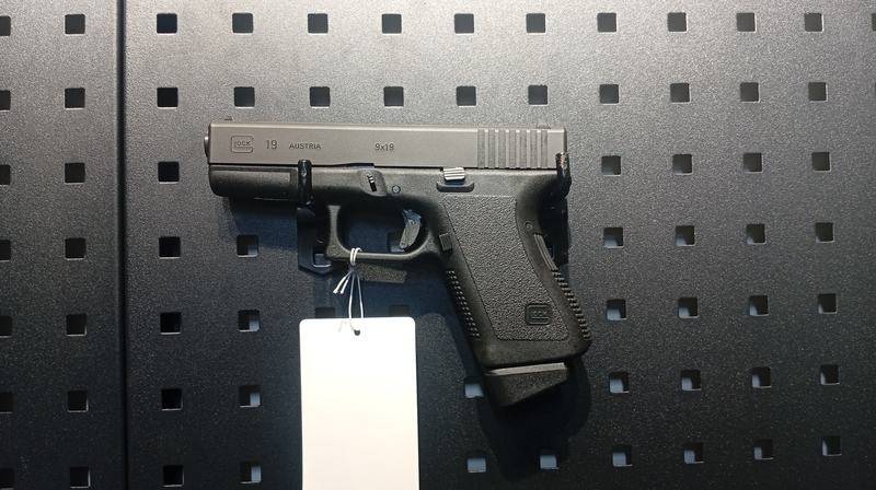 Glock 19 Gen-2, 9x19 Parabellum *With Extras*